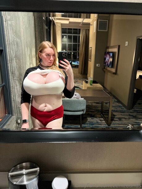 Naakte gelekte OnlyFans-foto van Zenizounds