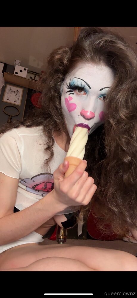 Naakte gelekte OnlyFans-foto van Queerclownzfree