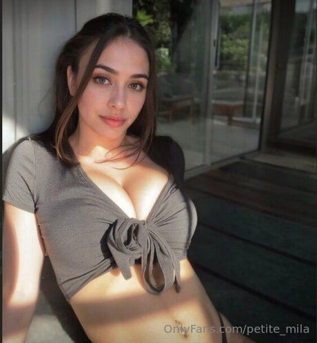 Naakte gelekte OnlyFans-foto van Petite Mila