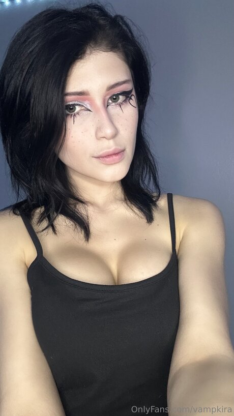 Naakte gelekte OnlyFans-foto van Vampkira