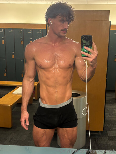 Naakte gelekte OnlyFans-foto van Baywatchbb