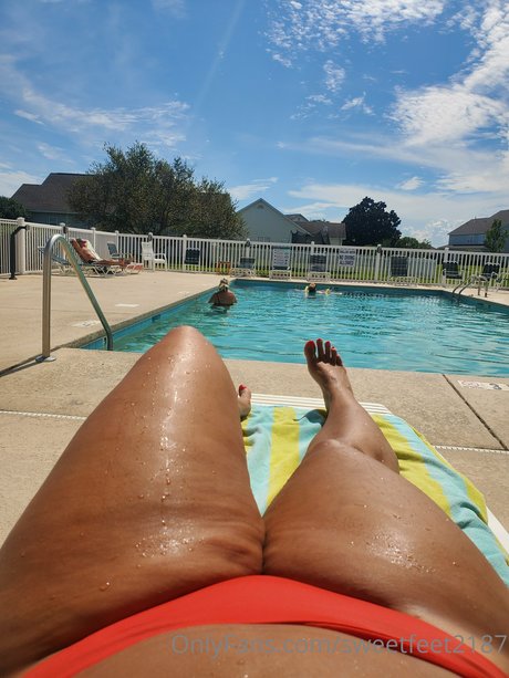 Naakte gelekte OnlyFans-foto van Sweet Feet