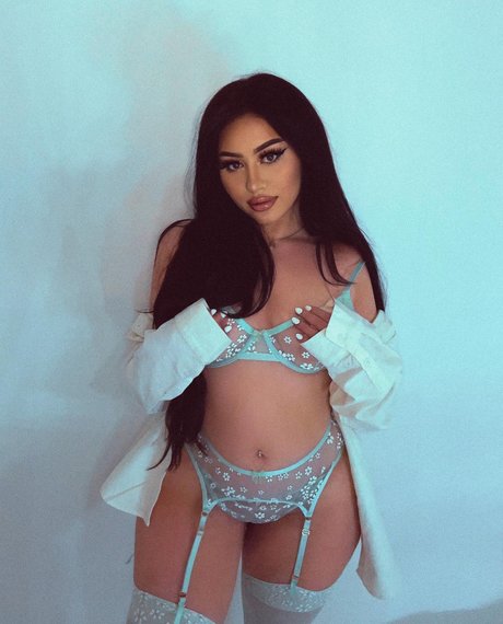 Naakte gelekte OnlyFans-foto van Champagne