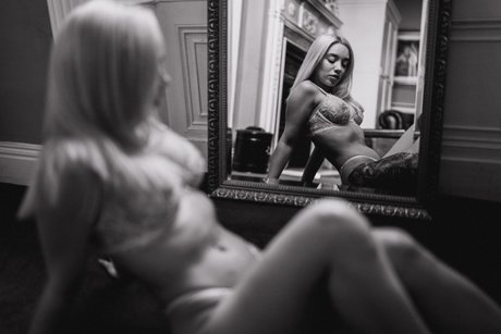 Naakte gelekte OnlyFans-foto van Ella Baig