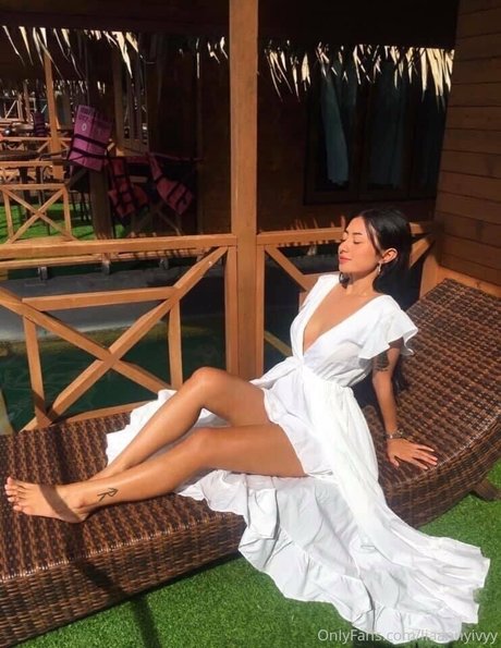 Naakte gelekte OnlyFans-foto van Lia Ivy