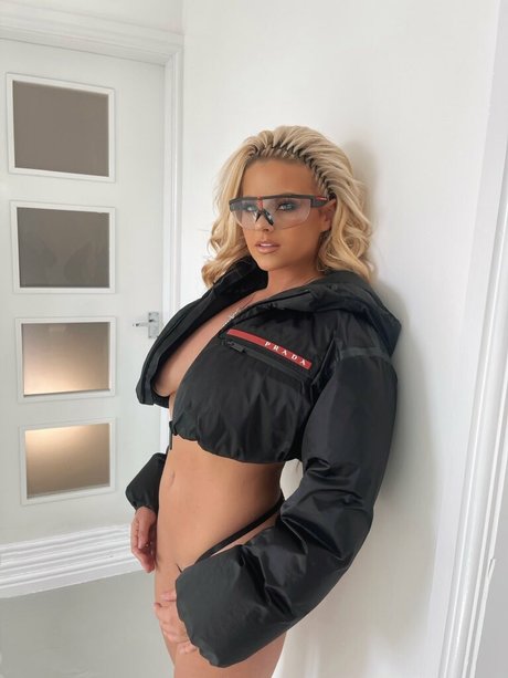 Naakte gelekte OnlyFans-foto van Barbi