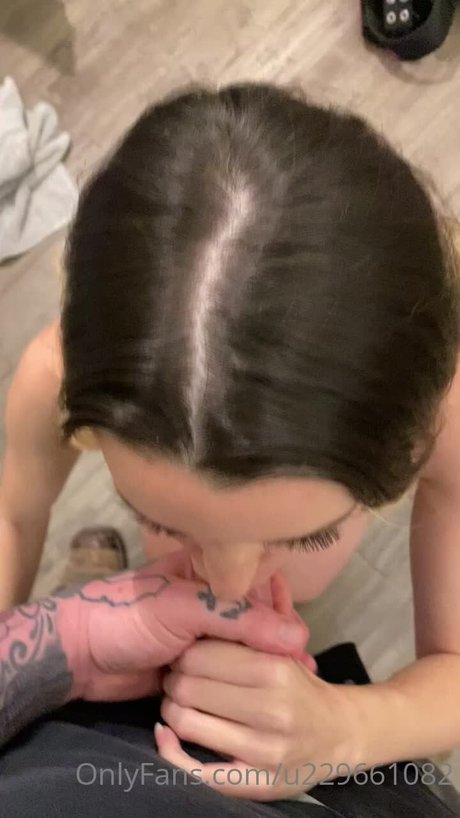 Naakte gelekte OnlyFans-foto van Becca Bangs