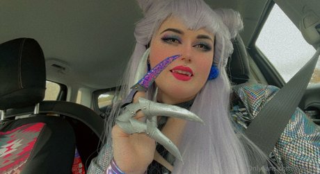 Naakte gelekte OnlyFans-foto van Sylvipix Young Goth Milf