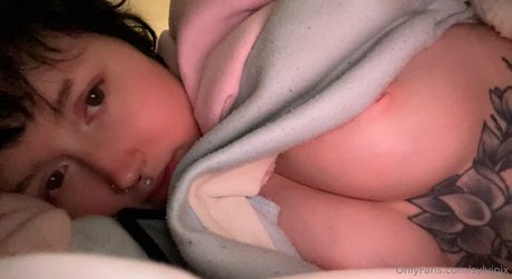 Naakte gelekte OnlyFans-foto van Sylvipix Young Goth Milf