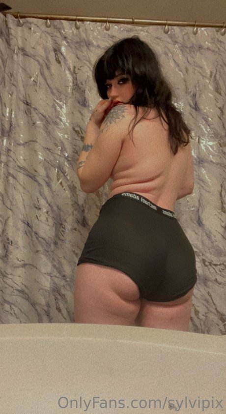 Naakte gelekte OnlyFans-foto van Sylvipix Young Goth Milf