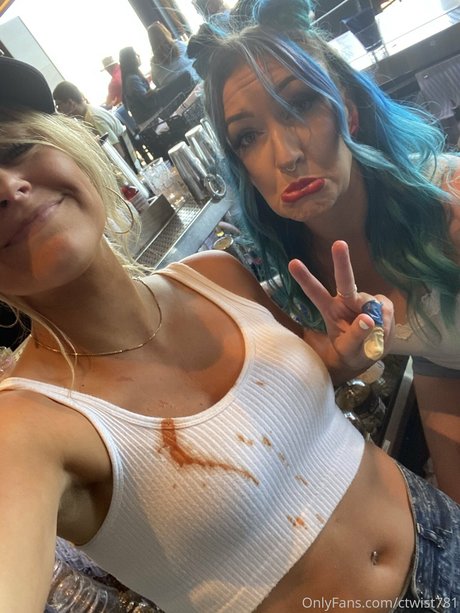 Naakte gelekte OnlyFans-foto van Courtney Savage