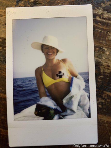 Naakte gelekte OnlyFans-foto van Courtney Savage