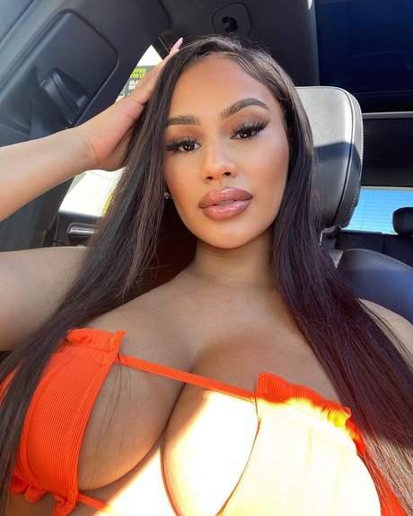Naakte gelekte OnlyFans-foto van Elisa Saraii