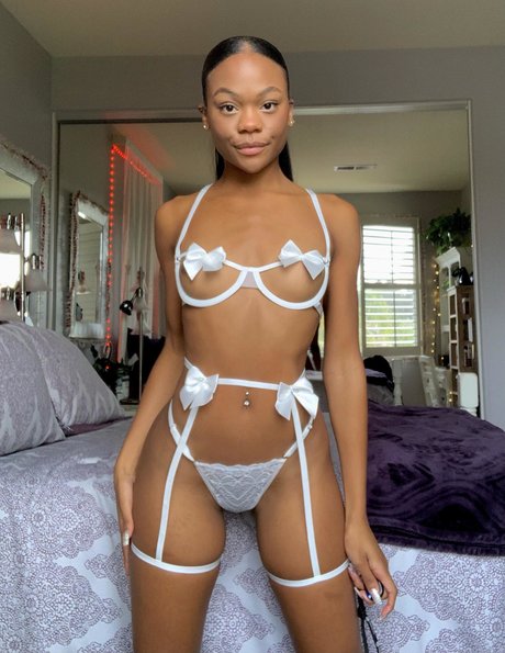 Naakte gelekte OnlyFans-foto van Karlie K