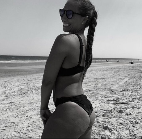 Naakte gelekte OnlyFans-foto van Elliebaerfit