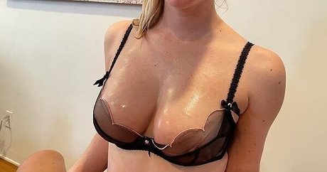 Naakte gelekte OnlyFans-foto van Busty Fairy