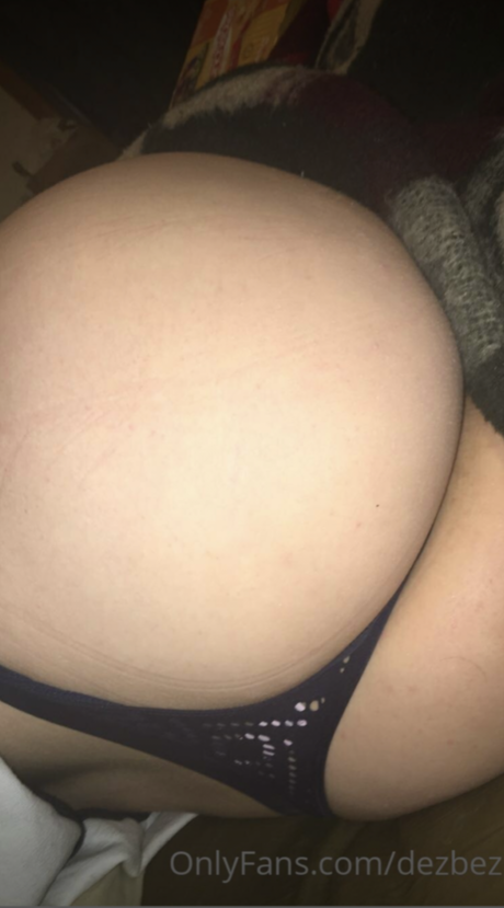 Naakte gelekte OnlyFans-foto van Dezbez
