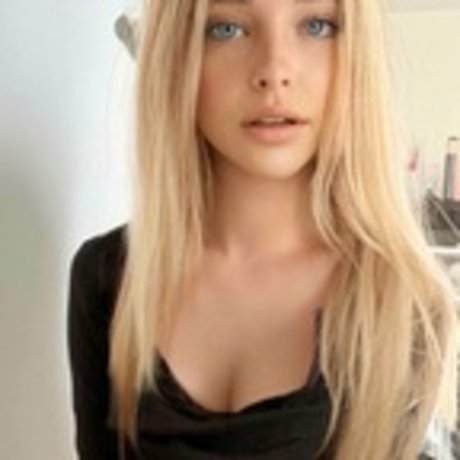 Naakte gelekte OnlyFans-foto van Sweet Little Mia