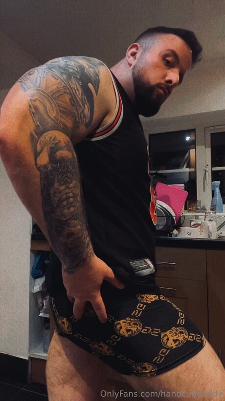 Naakte gelekte OnlyFans-foto van Handcuffdaddy
