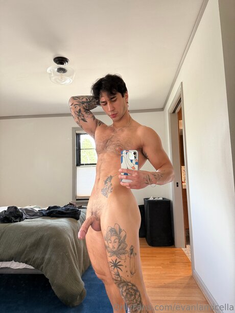 Naakte gelekte OnlyFans-foto van Evanlamicella
