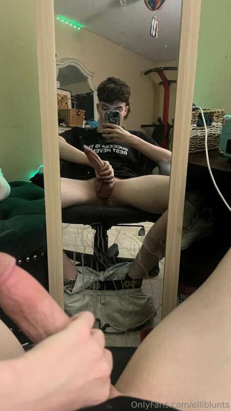 Naakte gelekte OnlyFans-foto van Elliblunts