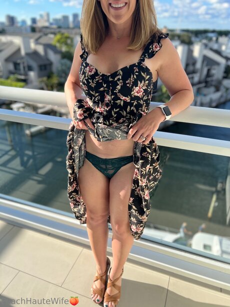 Naakte gelekte OnlyFans-foto van Peachhautewife