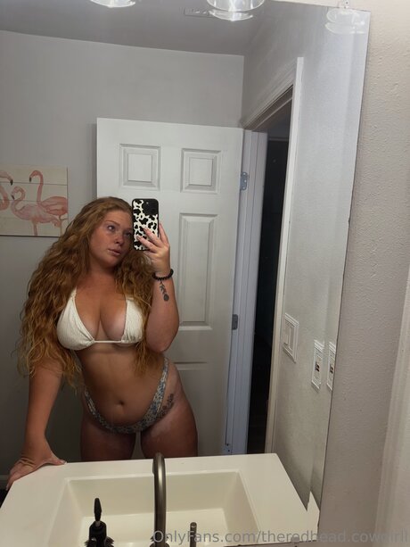 Naakte gelekte OnlyFans-foto van Theredhead Cowgirll
