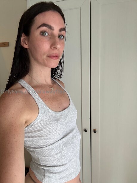 Naakte gelekte OnlyFans-foto van Aliawayfree