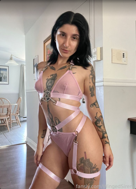 Naakte gelekte OnlyFans-foto van Winged Sirens