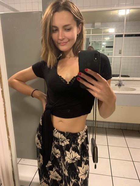 Naakte gelekte OnlyFans-foto van Carley Bee