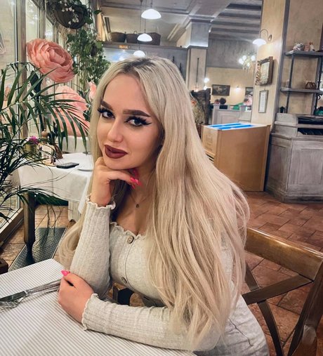 Naakte gelekte OnlyFans-foto van Origami Light