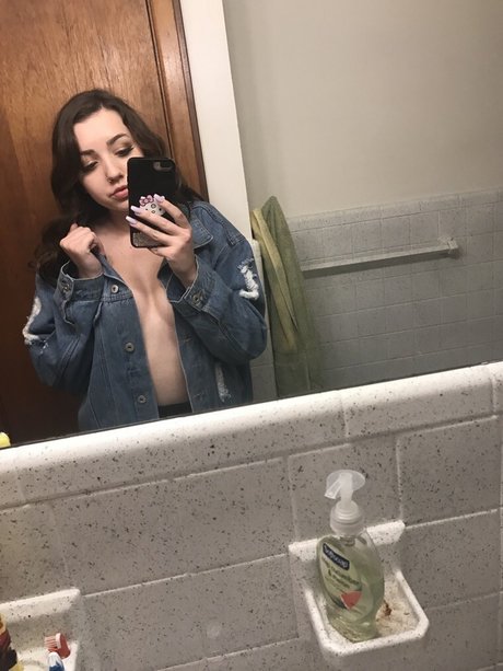 Naakte gelekte OnlyFans-foto van Lydia Love