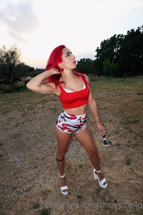 Naakte gelekte OnlyFans-foto van Cherry Love