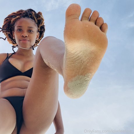 Naakte gelekte OnlyFans-foto van Little Me