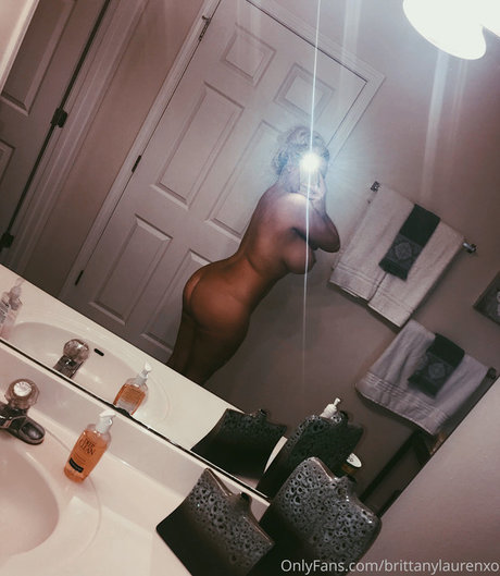 Naakte gelekte OnlyFans-foto van Brittany Lauren