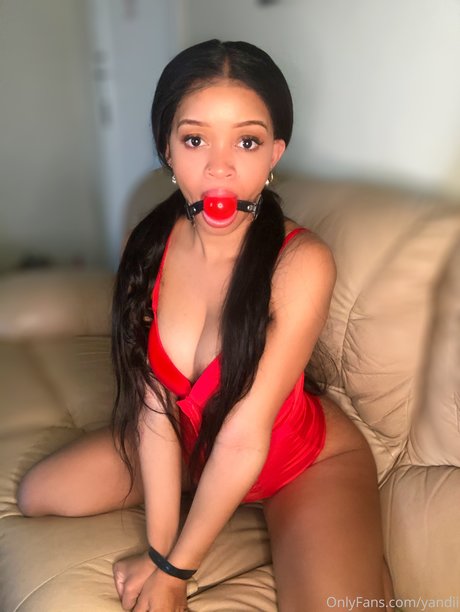 Naakte gelekte OnlyFans-foto van Yandii