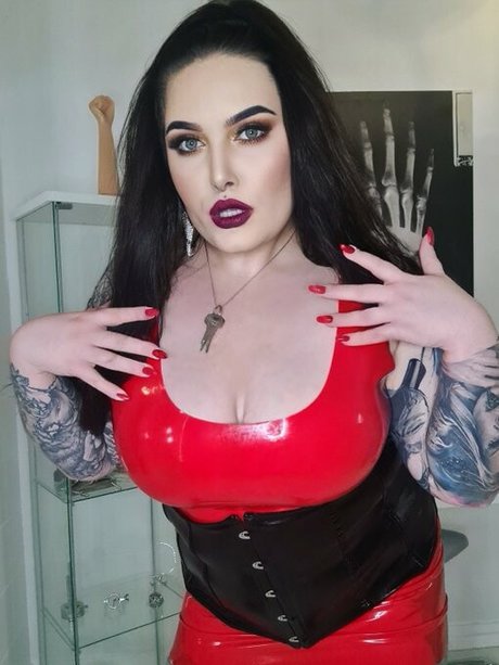 Naakte gelekte OnlyFans-foto van Mistress Karino