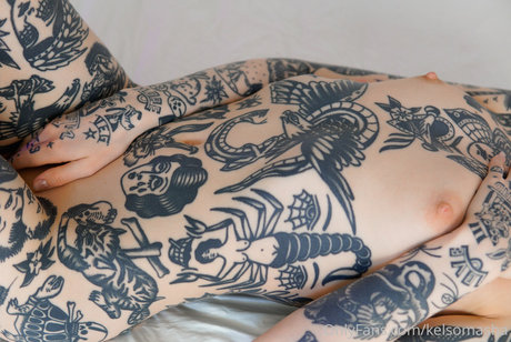 Naakte gelekte OnlyFans-foto van Tattooed Russian