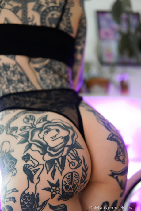 Naakte gelekte OnlyFans-foto van Tattooed Russian