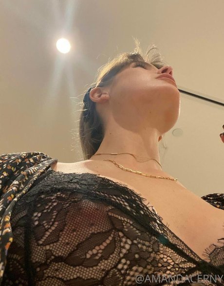 Naakte gelekte OnlyFans-foto van Amanda Cerny