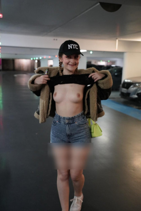Naakte gelekte OnlyFans-foto van Louise Little French