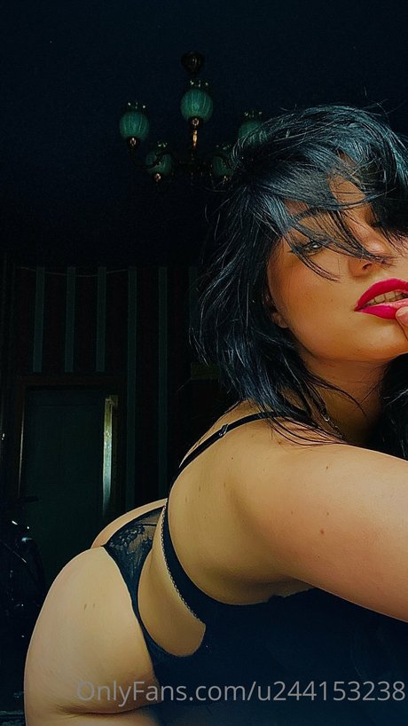 Naakte gelekte OnlyFans-foto van Zhanette