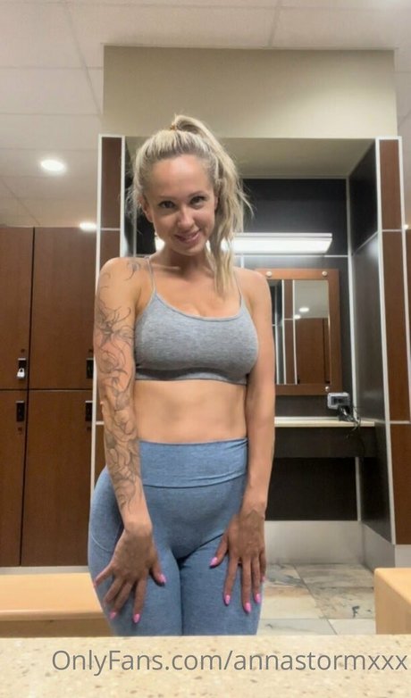 Naakte gelekte OnlyFans-foto van Annastormxxx