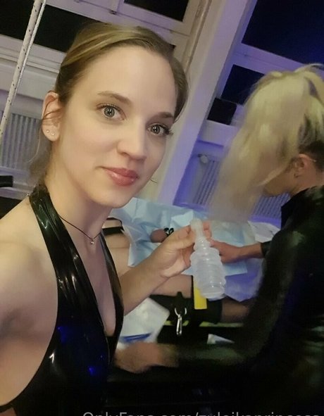 Naakte gelekte OnlyFans-foto van Zuleikaprincess
