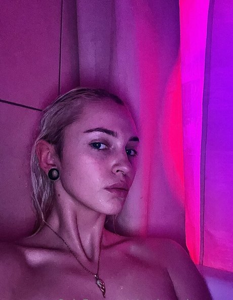 Naakte gelekte OnlyFans-foto van Regina Sahar