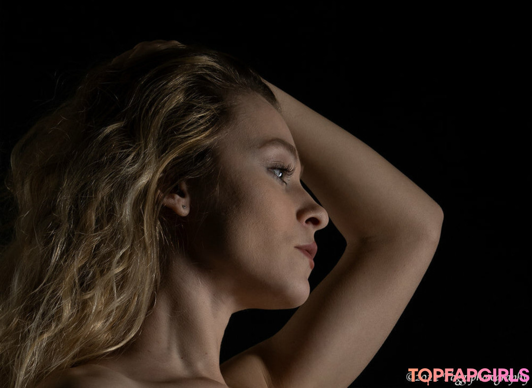 Naakte gelekte OnlyFans-foto van Alice Antoinette #1468