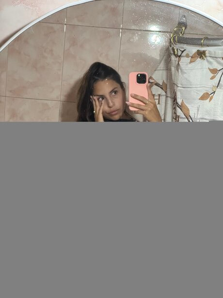 Naakte gelekte OnlyFans-foto van Fativiki