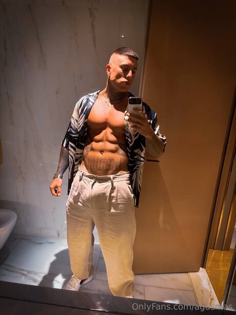 Naakte gelekte OnlyFans-foto van Agusmas