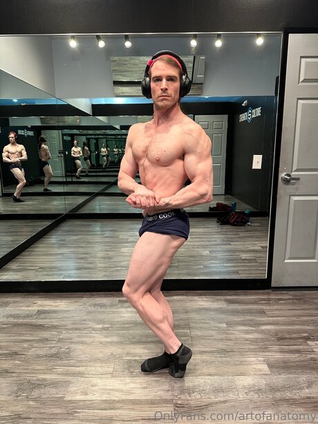 Naakte gelekte OnlyFans-foto van Artofanatomy