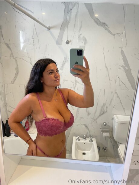 Naakte gelekte OnlyFans-foto van Sunnysbunny